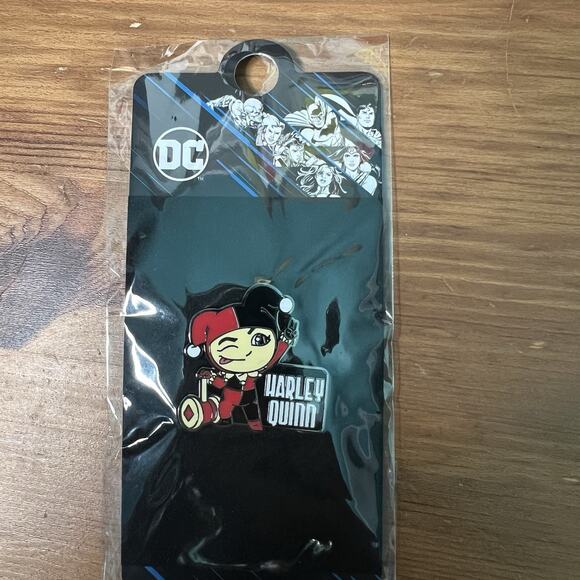 Six Flags Magic Mountain Exclusive Chibi Harley Quinn Enamel Pin DC Comics - Picture 2 of 5